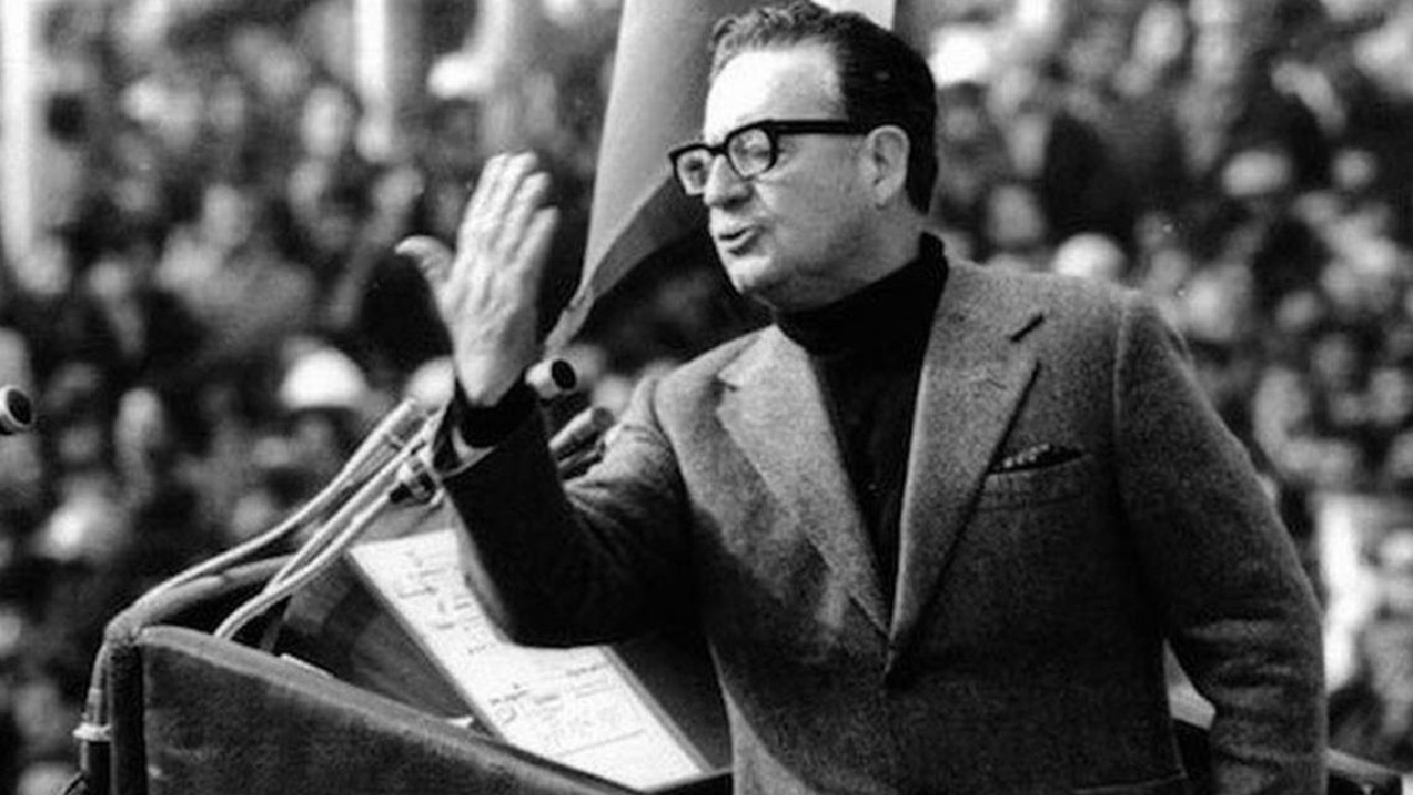 Acusan a Salvador Allende de homofóbico por contenido de su tesis