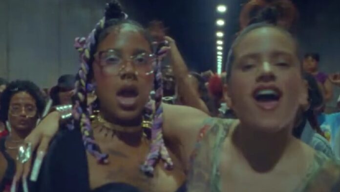 video-beso-rosalia-tokischa Rosalía y Tokischa se dan beso en video de la canción Linda