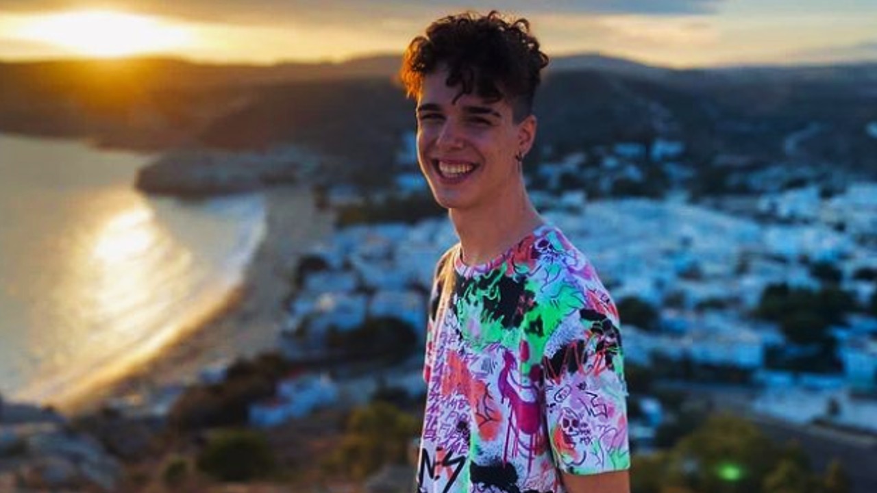 Estrella de TikTok Adri G sale del clóset como bisexual y le dice a su abuelo