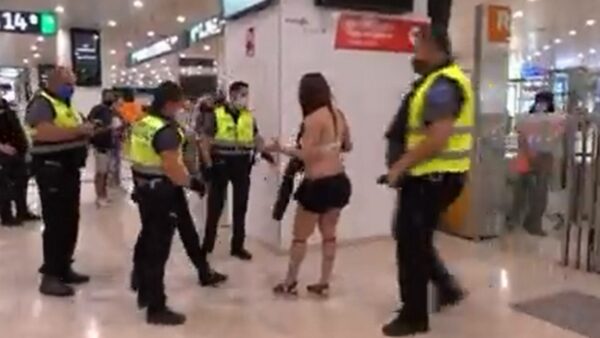 Mujer trans golpeada en estación de trenes de Barcelona