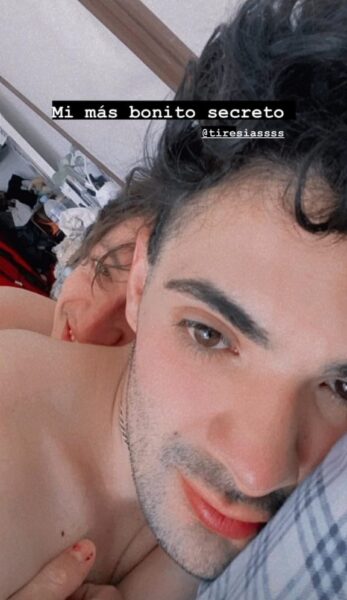 Elektra Vandergald y Tiresias juntas recostadas en una cama.