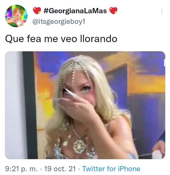 Georgiana cubre su boca como reacción de risa.