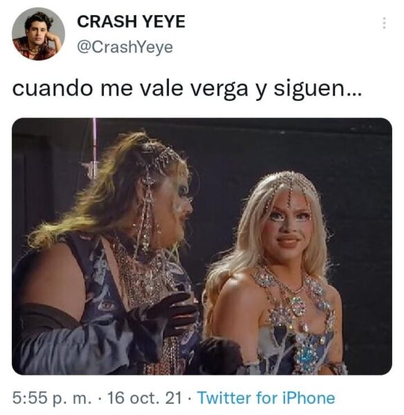 Georgiana mira a la cámara.