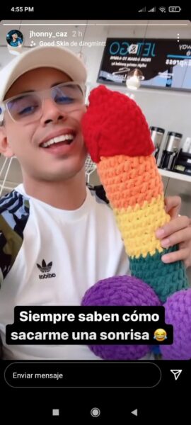 Jhonny Caz presume regalo de fan