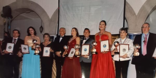 Kenya cuevas, activista trans, Casa de las Muñecas Tiresias , galardón Fundadores de México