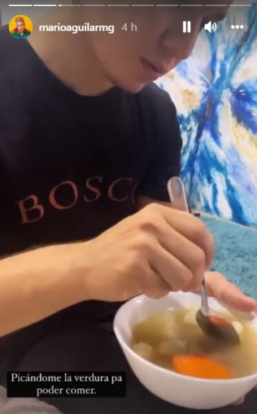 Novio de Mario Aguilar Eduardo Zapien lo cuida tras cirugía