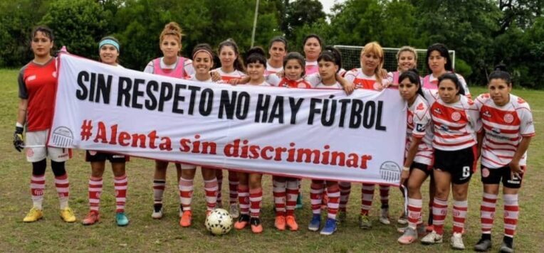 Equipo de futbol femenil Club Alumini de Los Hornos defiende a jugadora trans Ángeles Helguera