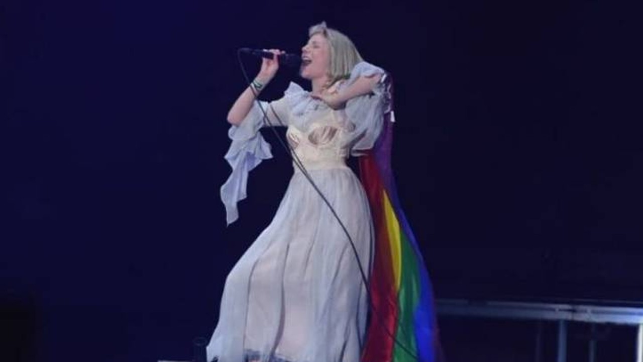 Aurora ondea bandera LGBT+ Corona Capital 2021