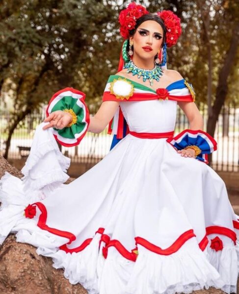 C-Pher con un traje regional chileno.