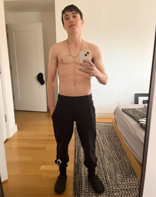 El actor Elliot Page compartió foto sin playera, abdomen