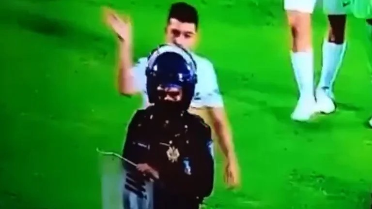 Erik Lira da zape a policía