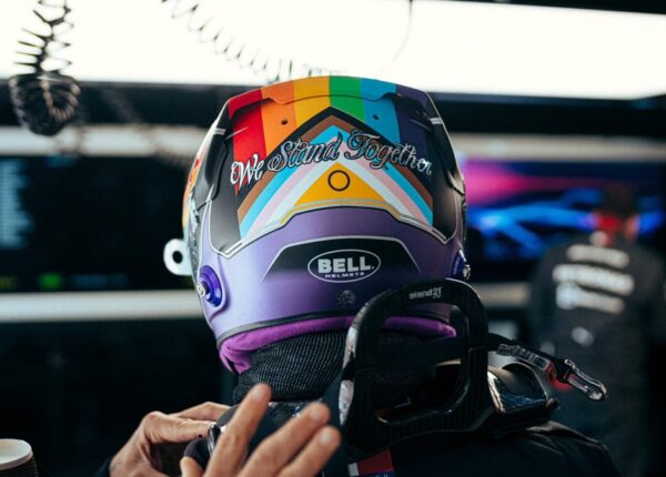 Lewis Hamilton casco bandera LGBT+ protesta Qatar