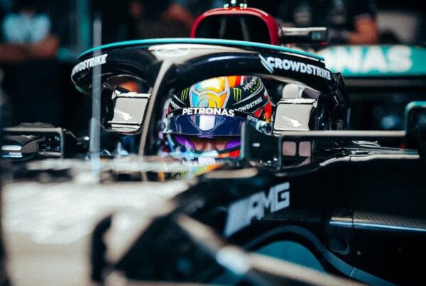 Lewis Hamilton con casco LGBT+ fórmula 1 para protestar en Qatar