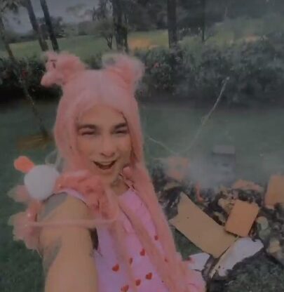 Youtuber Juan Pablo con vestido rosa