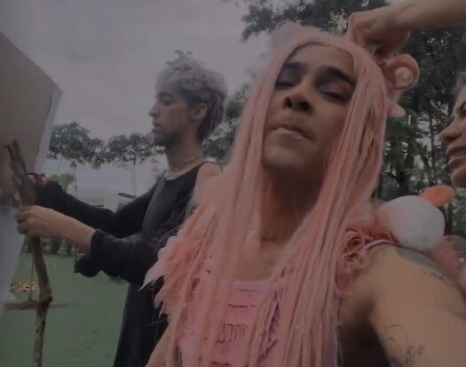 Youtuber Juan Pablo Jaramillo con vestido rosa