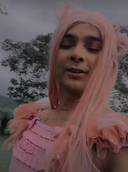 Youtuber Juan Pablo con vestido rosa