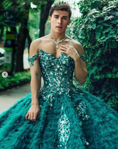 La Divaza con vestido verde