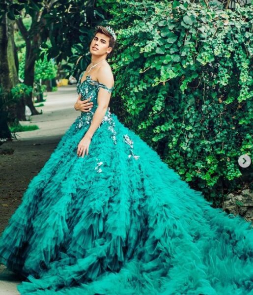 La Divaza con vestido verde
