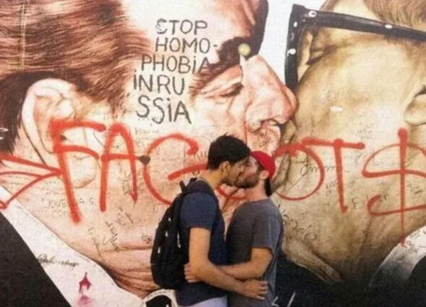 muro de berlín pareja obra intervenida