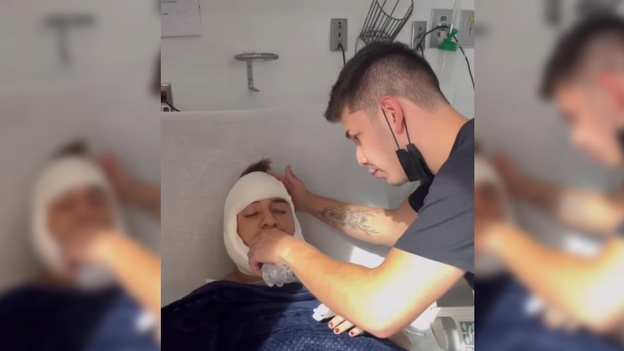 Novio de Mario Aguilar cuida de él tras cirugía - Homosensual Novio de Mario Aguilar cuida de él tras cirugía - Homosensual