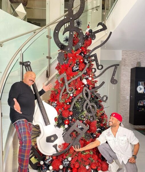 Alexander Sánchez decoró árbol para Óscar de León