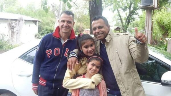 pareja gay argentina adopta a dos hermanas apra que no sean separadas