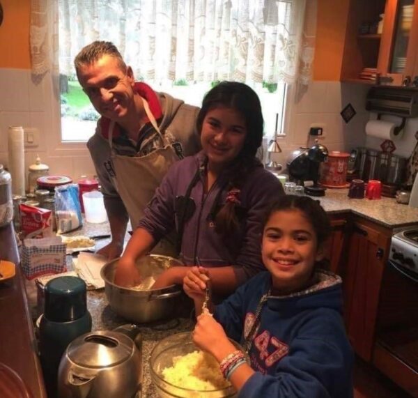 pareja gay argentina adopta a dos hermanas apra que no sean separadas 