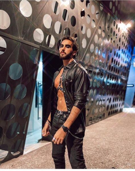 Roberto Carlo en sexy Halloween