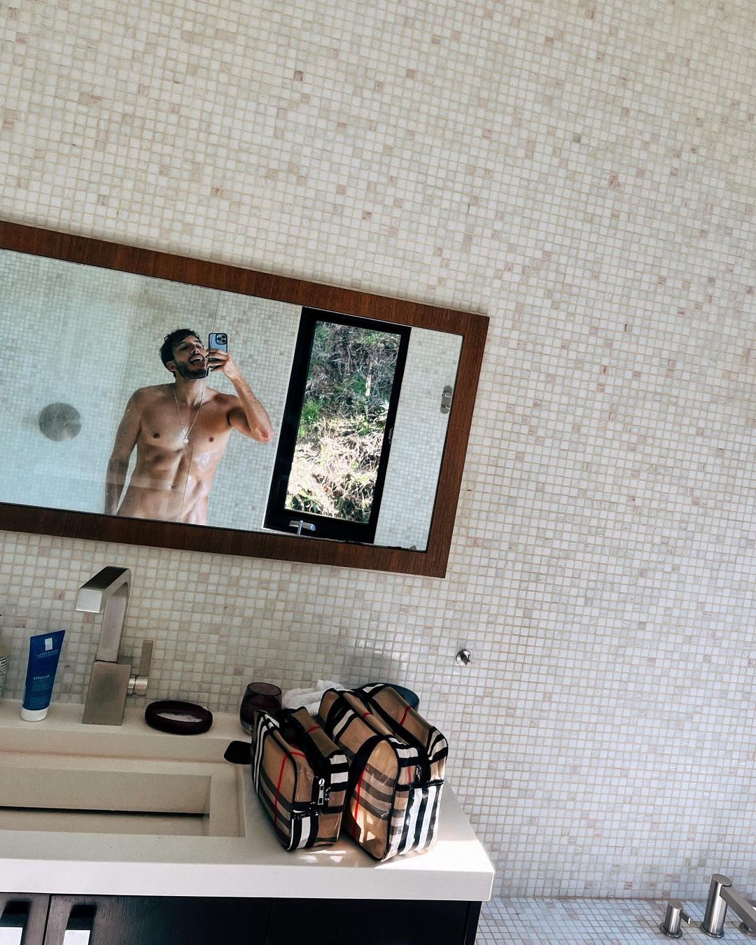 Sebastián Yatra publica foto desnudo, fans piden OnlyFans