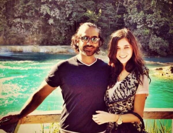 el cantante y su novia Karla Laveaga