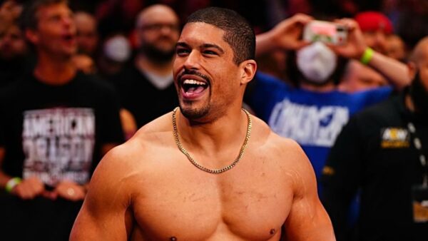 Anthony Bowens abiertamente gay, respondió a girtos homofóbicos