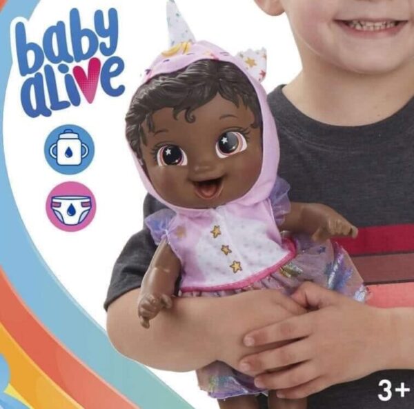 Baby Alive, de hasbro, tienen publicidad inclusiva, que presenta a niños jugando con muñecas