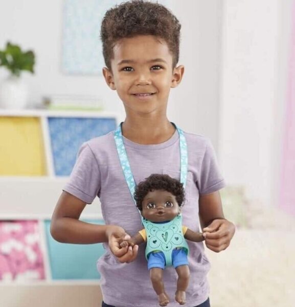 Niños jugando con muñecas baby alive