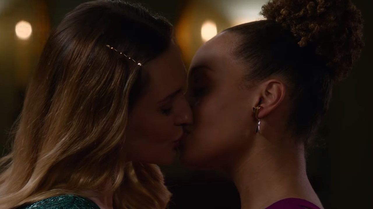beso-lesbico-joy-zoey-good-witch El beso de Joy y Zoey en Good Witch es uno de los besos LGBT+ que marcaron el 2021 películas series telenovelas