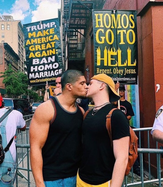 Anthony Bowens de la All Elite Wrestling (AEW) besó a su novio el youtuber Michael Pavano en una protesta antigay