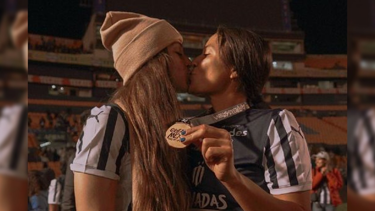Beso entre las futbolistas Rebeca Bernal y Janelly Farías causó polémica en Twitter, pero usuarios tunden a joven que criticó el beso grito homofóbico