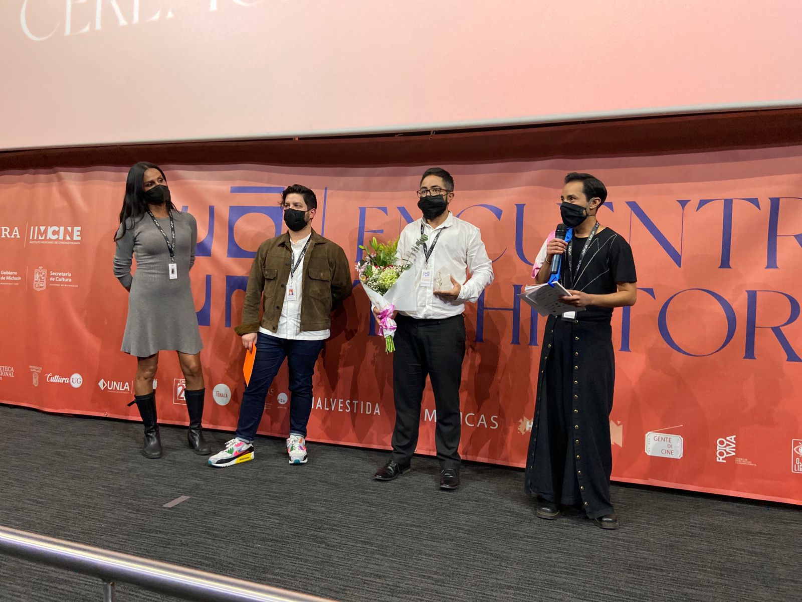 Alex Reyes papá trans recibió Camelina de plata por cortometraje Victoria