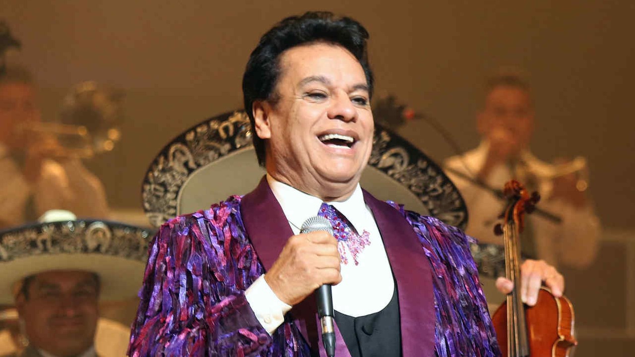 Juan Gabriel besó al narcotraficante Pablo Escobar y casi lo mata