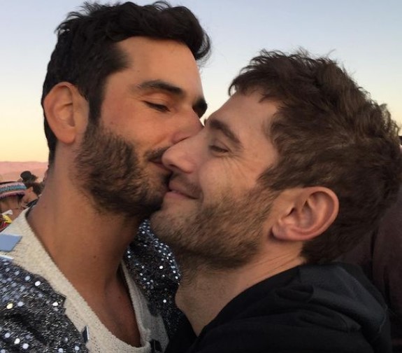 El actor Julian Morris y su novio Landon Ross