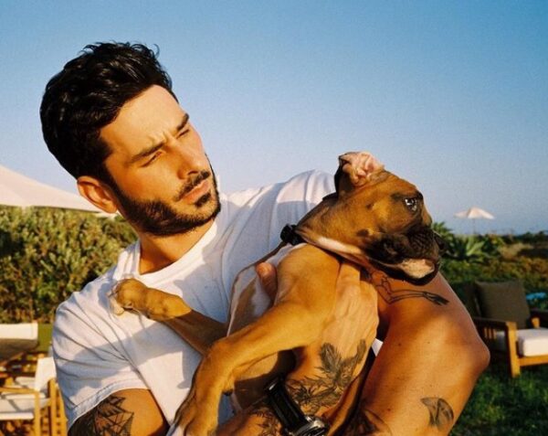 pareja de Julian Morris