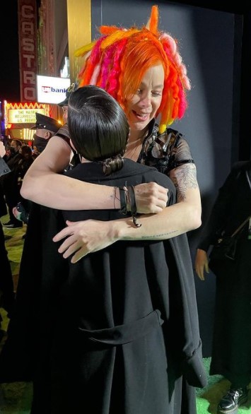 La actriz Eréndira Ibarra con la directora Lana Wachowsk