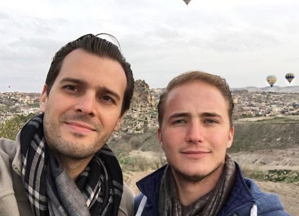 Yannick, hijo de René Strickler con su novio Manuel Alonso