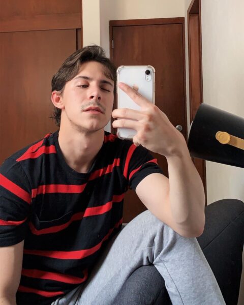 actor sebas rebelde mirror selfie