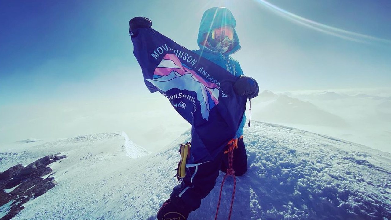alpinista-transgenero-erin-parisi Erin Parisi, alpinista trans, pone bandera trans en pico más alto de la Antártida