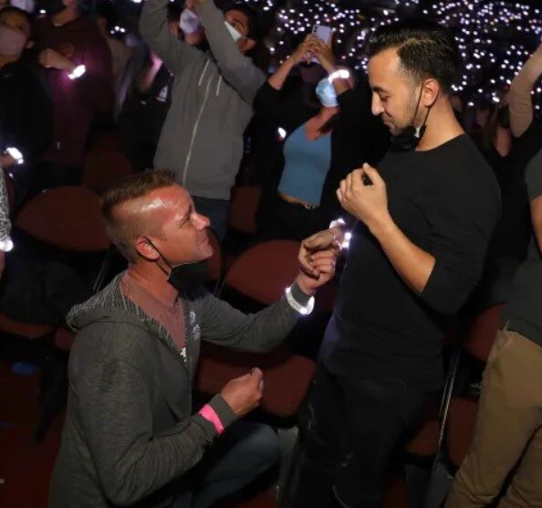 Casey Treur y Jesús Núñez se comprometen en concierto de Coldplay