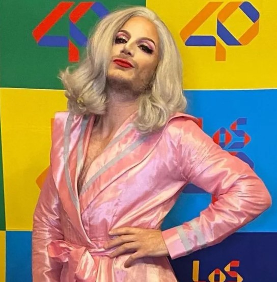 Facundo drageuado por Paris Bang Bang