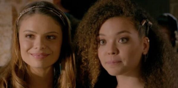 Hannah Kepple (Moon)  y Selah Austria (Piper) pareja LGBT+ Cobra Kai