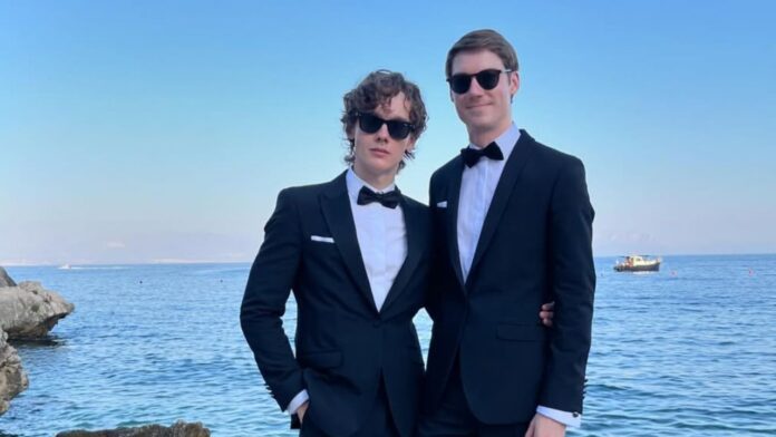 Hunter Doohan y Fielder Jewett fotos pareja gay esposos novios merlina tyler 2025