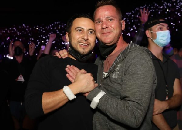 Pareja gay, Casey Treur y Jesús Núñez, se comprometen en concierto de Coldplay