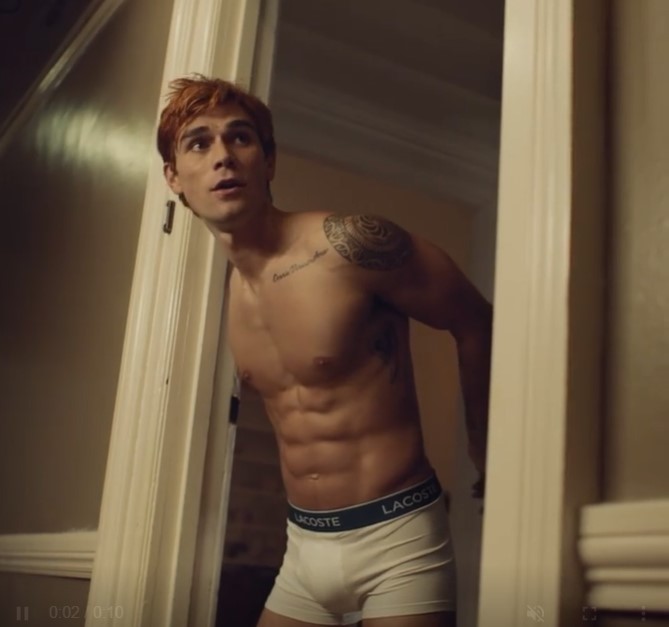 Actor neozelandés Kj Apa sorprendió a sus fans con una foto en Instagram